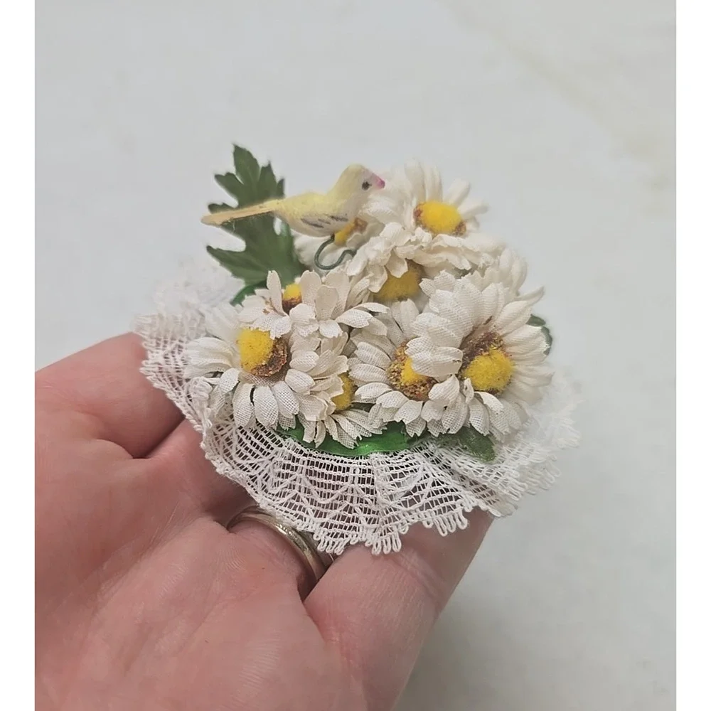 Vintage 1960s White Miniature Birds Daisies‎ Flower Bouquet Fashion Pin Brooch